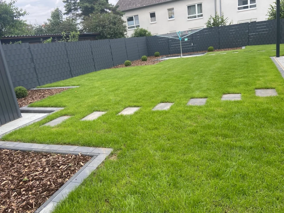 Gepflegter Rasen mit Steinplattenweg