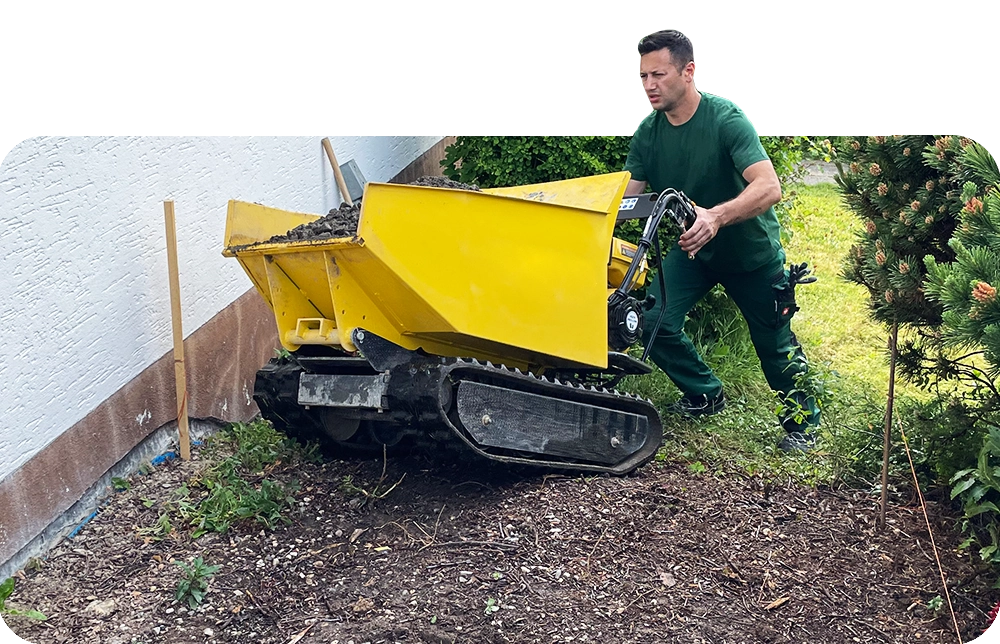 Dalibor Vulkis von DALI Galabau verdichtet Boden mit Mini-Dumper-Planierraupe